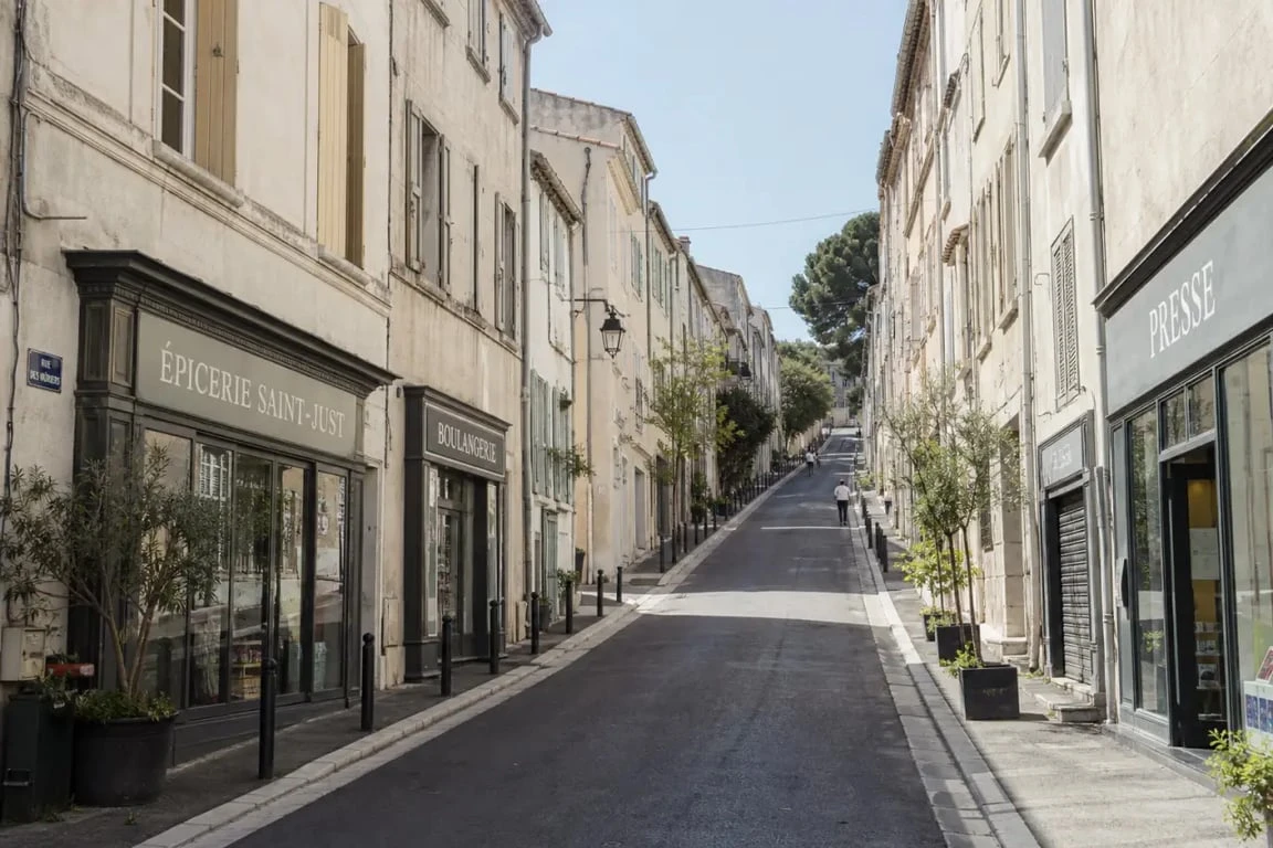 Saint-Just Marseille : rue en pente et ambiance d’ancien village dans le 13e arrondissement