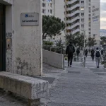 Marseille quartier la castellane : banc près d’un hall, façades du grand ensemble