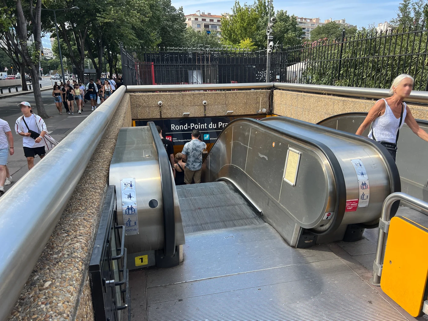 Entrée du métro Rond-Point du Prado, boulevard Michelet, dans le 8e arrondissement