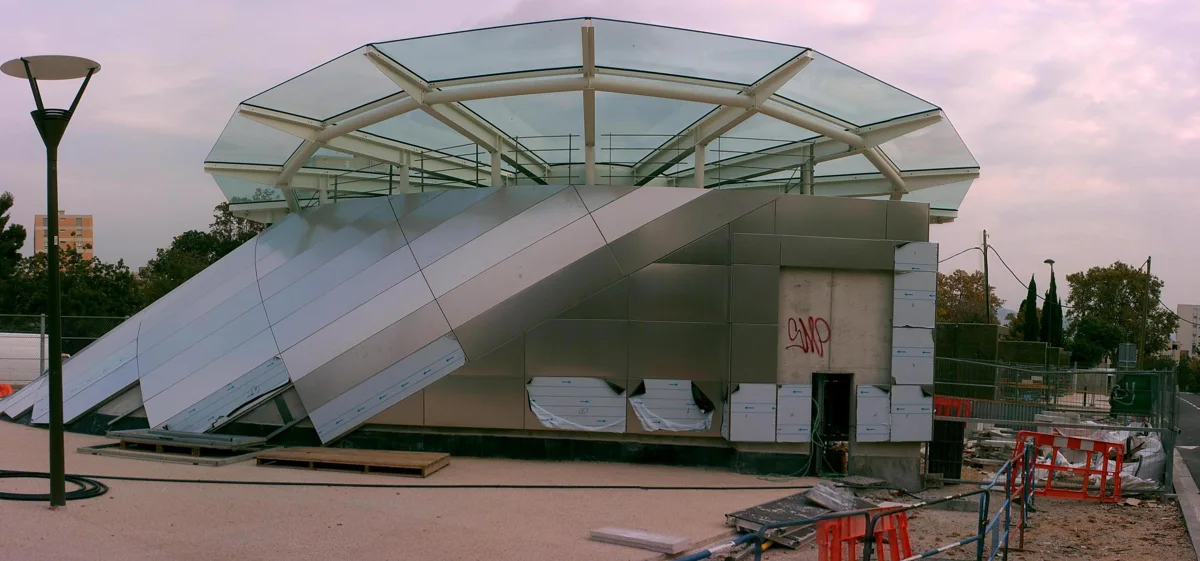 Entrée de la station de métro Louis Armand, citée dans les accès municipaux