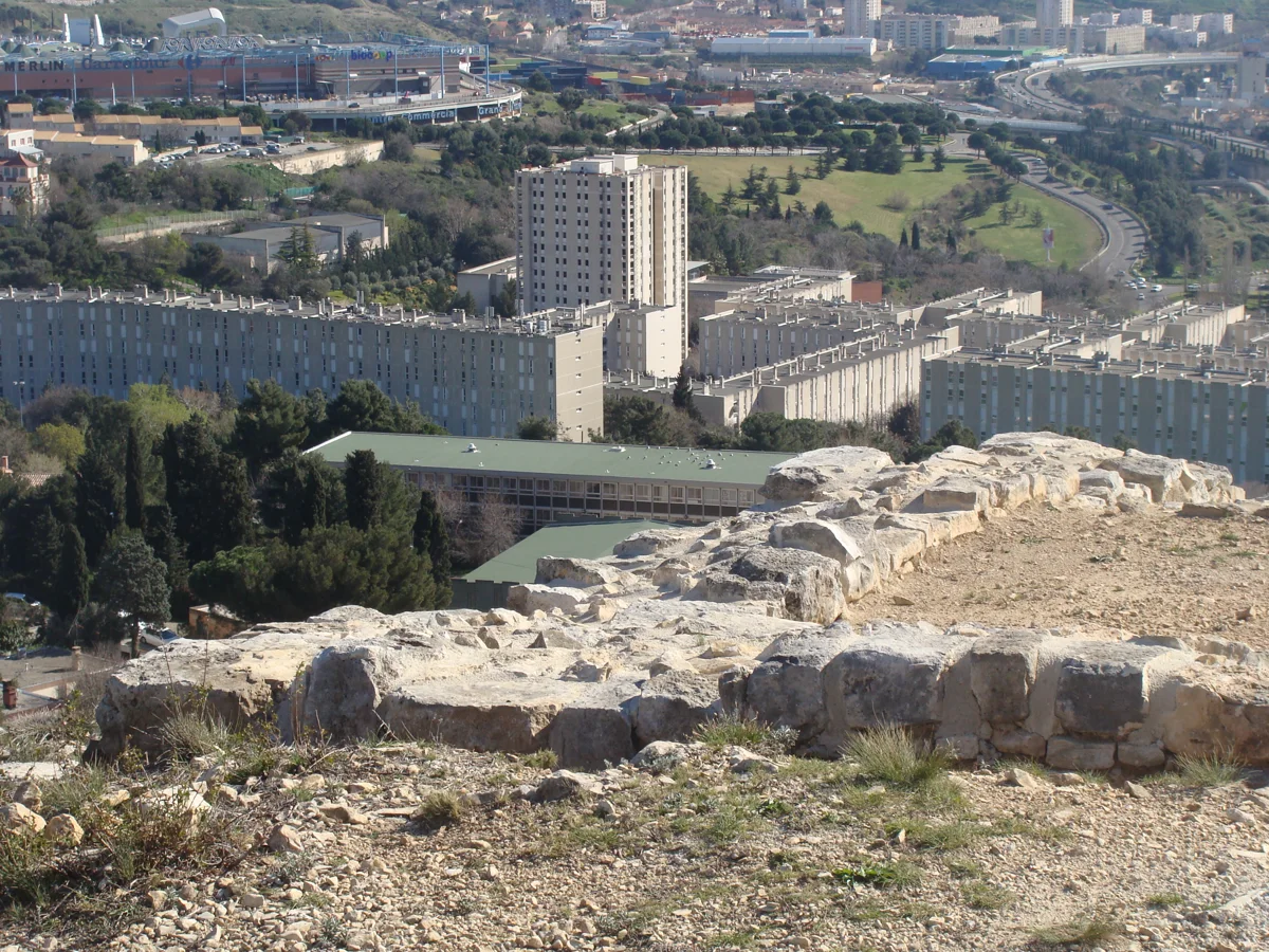 Vue des quartiers nord de Marseille depuis l’oppidum de Verduron